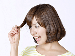 薄毛に悩む女性へ：髪型でカバー、その先の選択肢とは？のアイキャッチ画像