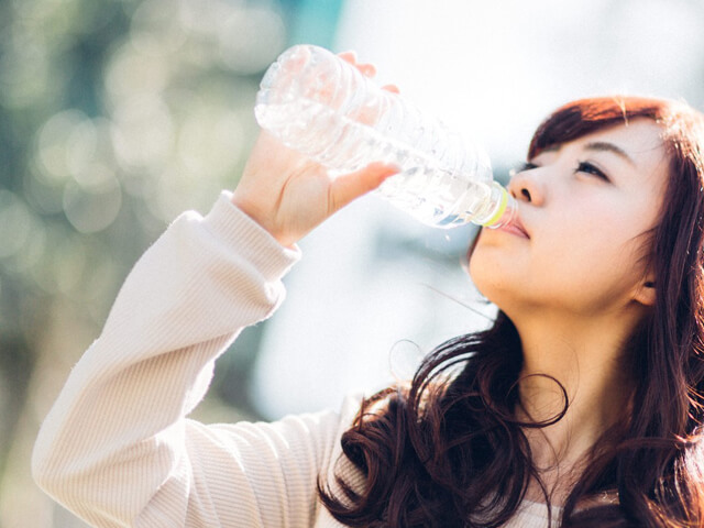 水ダイエット、飲むだけで本当に痩せるの?