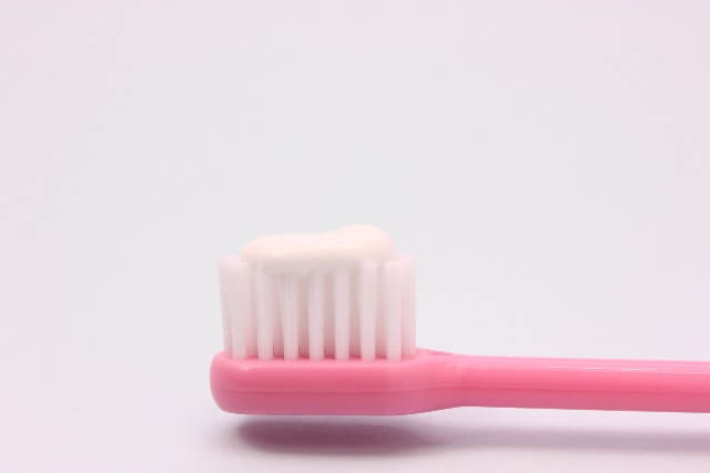 ホワイトニング効果のある歯磨き粉を使う