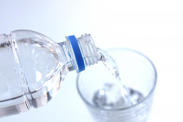 腹八分目ダイエットのコツ③ 食事前に水や炭酸水を飲む